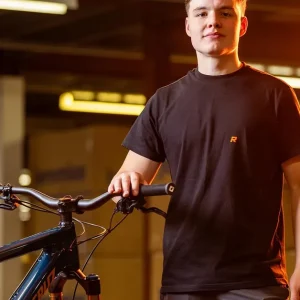 Cyklist pendlar med förmånscykel genom staden