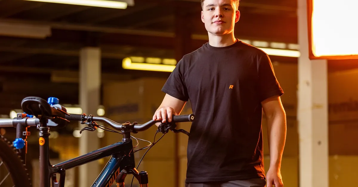 Cyklist pendlar med förmånscykel genom staden