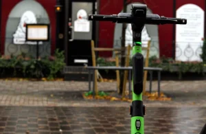 Elsparkcykel ligger vält på en cykelbana en mörk kväll