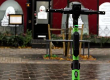 Elsparkcykel ligger vält på en cykelbana en mörk kväll