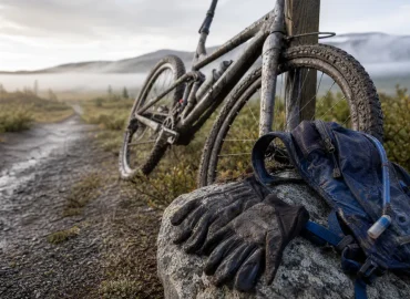Nedsmutsad mountainbike vid vildmarksled i norra Norge efter extremlopp